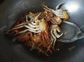 把蟹块儿放进去炒匀。