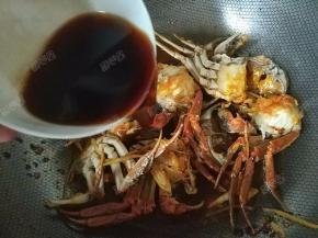 将碗汁倒入锅中，盖上盖子焖3分钟。