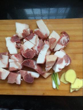 将五花肉切成块状，葱切段，姜切片