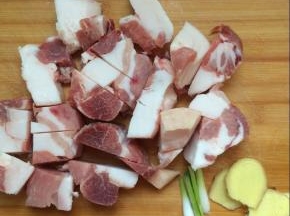 将五花肉切成块状，葱切段，姜切片