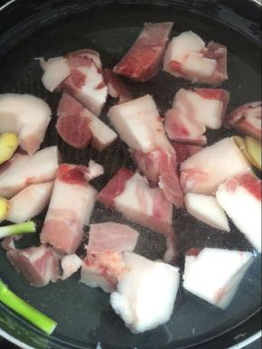 锅中放入水，放入葱姜，放入五花肉焯水