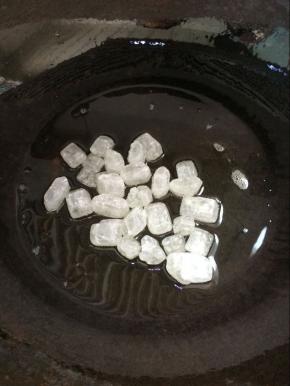 另起锅，放入适量油，烧制6成热加入冰糖