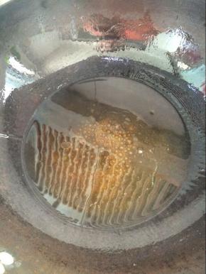 冰糖融化后加入适量水，煮成糖水