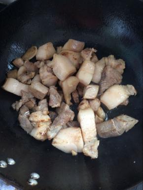 起锅，放入油，油温热后加入五花肉煸炒至上色