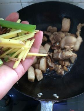 加入酱油，姜，八角