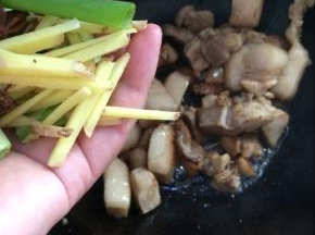 加入酱油，姜，八角