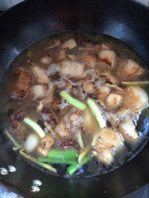 加入适量开水，莫过五花肉