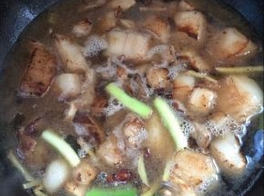 加入适量开水，莫过五花肉