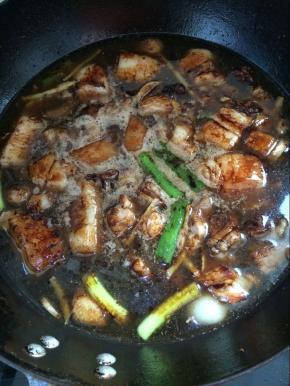 加入葱段，姜丝，料酒，酱油小火慢炖半小时。