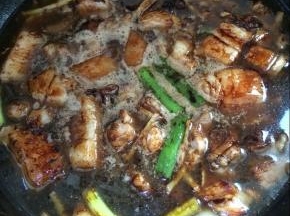 加入葱段，姜丝，料酒，酱油小火慢炖半小时。