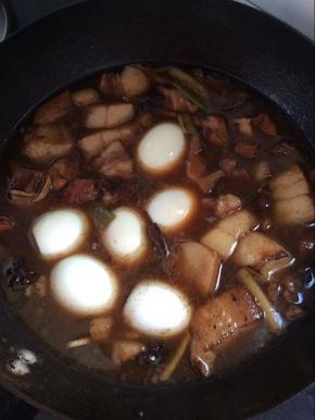 将剥去皮的鸡蛋放入到五花肉中