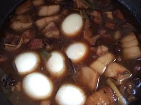 将剥去皮的鸡蛋放入到五花肉中