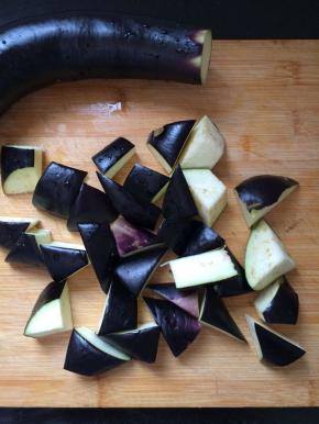 先将茄子切成滚刀块