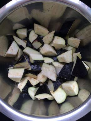 放入适量盐，腌制10分中