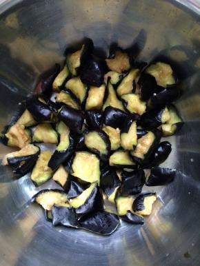 挤掉多余腌制出来的水份