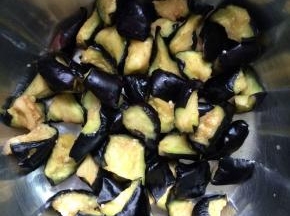 挤掉多余腌制出来的水份