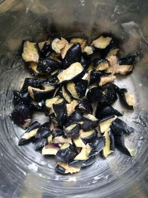 腌好的茄子中放入少许淀粉，拌匀。