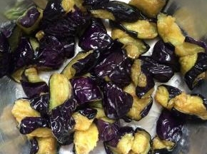 沥干油，捞出