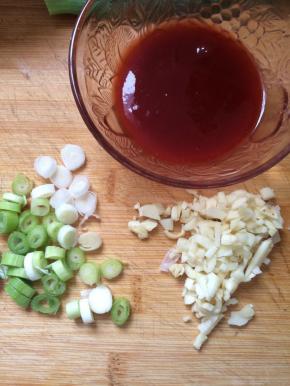 将蒜切末，葱切小段、