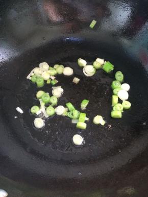 起油锅，放入葱花爆香