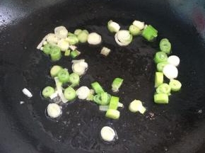 起油锅，放入葱花爆香