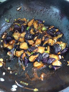 加入炸好的茄子，快速翻炒