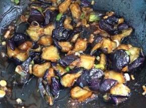 加入炸好的茄子，快速翻炒