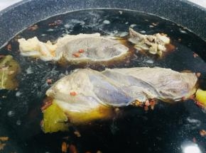 然后放入洗干净的牛腱子，转中火炖80-90分钟