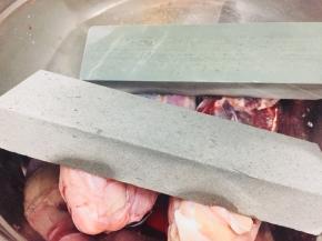 牛肉表面抹盐，放重物压实，入冰箱冷藏一夜