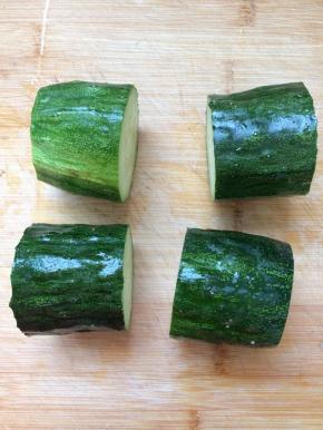 将黄瓜洗净，切成4段