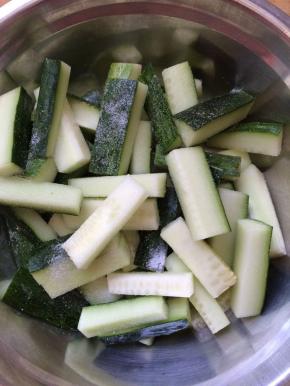 将黄瓜条放入盆中，撒适量盐，静置5分钟左右。