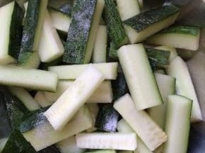 将黄瓜条放入盆中，撒适量盐，静置5分钟左右。