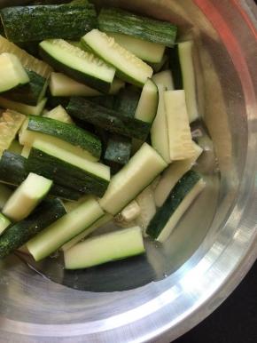 将黄瓜腌出的水倒掉