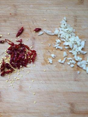 干辣椒切丝，蒜拍碎