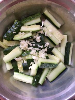 黄瓜中放入大蒜末