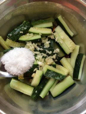 放入一小勺白糖