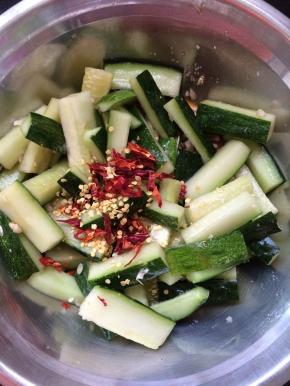 再放入醋，生抽，最后顶部放入干辣椒丝。