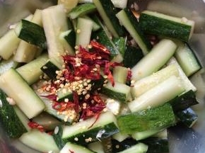 再放入醋，生抽，最后顶部放入干辣椒丝。