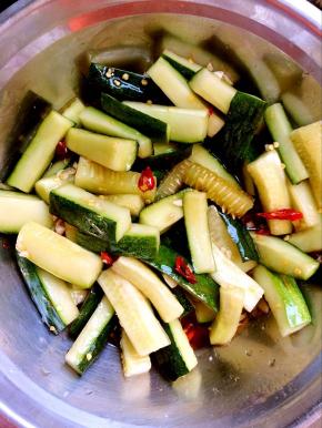 另起一锅，放入适量油烧制锅边冒烟关火，浇到辣椒丝上拌匀即可。