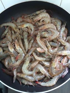 将虾放入热锅