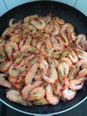 炒到虾变色后继续翻炒