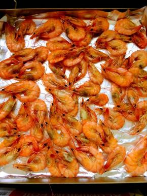 烤盘铺上锡纸，放入炒好的虾