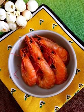 烤好的虾干是皮肉分离的