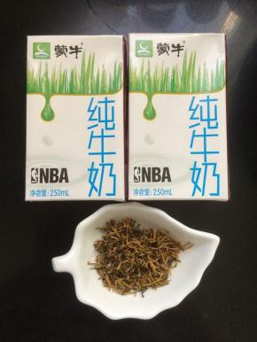 牛奶2盒，茶叶适量，白糖适量