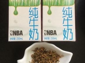 牛奶2盒，茶叶适量，白糖适量
