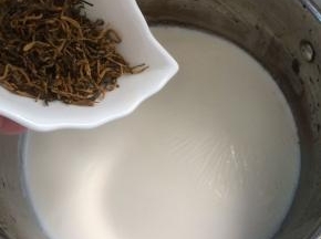 牛奶煮熟后加入适量茶叶，继续加热搅拌到沸腾，煮出茶色。