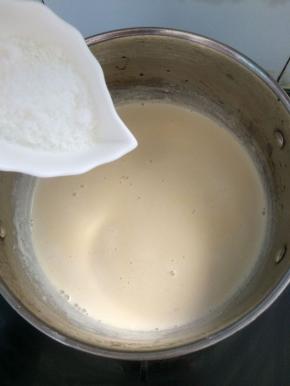 盖上盖子焖5分钟后加入糖。