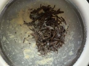 把茶叶过滤出来