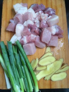 将五花肉切成块状，葱切段，姜切片