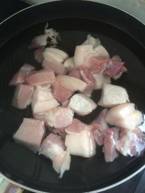 凉水下锅放入五花肉焯至变色，去掉多余的血水